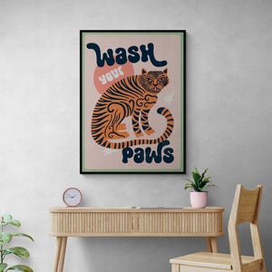 Tigre Colorido "Lava Tus Patas" Póster con Frase - Divertido Cuadro en Lienzo con Cita Animal - Decoración Moderna para Baño y Hogar