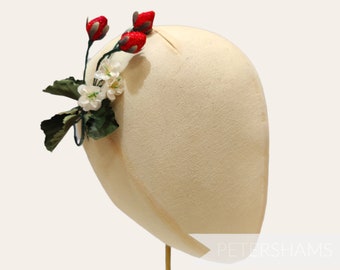 Supporto per cappello da modisteria vintage 'Zola' con fiori di seta e fragole per modisteria e rifinitura