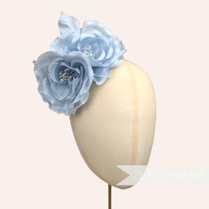 Fascinator da modisteria in seta "Fiona" con doppia rosa e montatura per cappello a forma di fiore - Azzurro chiaro
