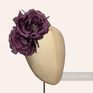 Tocado de seda color ciruela 'Fiona' con doble rosa y montura de flor para sombrero