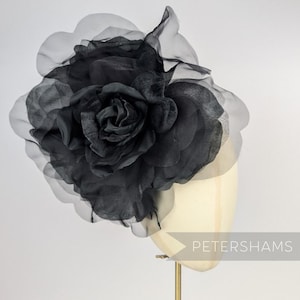 Riese 25 cm &#39;Priscilla&#39; Samt & Organza Blumen Hut Montur - Schwarz