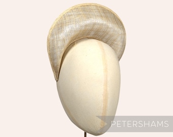 Base de Sinamay para fascinator, com coroa em halo de lurex metálico prateado, ideal para confecção de chapéus e artigos de chapelaria.