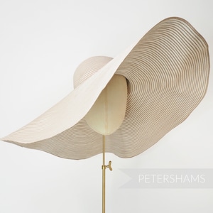 Gigantisk extra stor randig polyflätad 15" capeline hattkropp för hatttillverkning - elfenben och latte