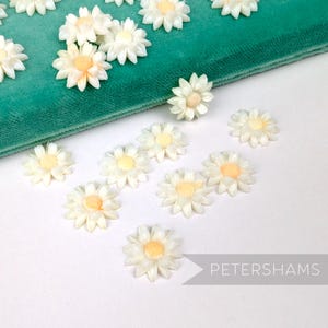 Rilievi di fiori di margherite giapponesi in plastica grandi, vintage anni '80, per cappelli e cappelleria - 24 pezzi
