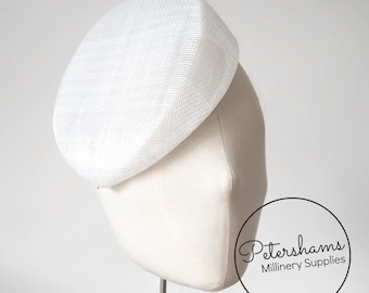 Hellende 'Betty' Pillbox Sinamay Fascinator Hat Base voor Millinery & Hat Making - Wit