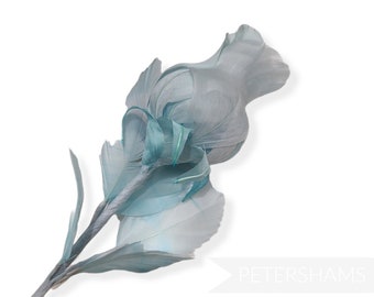 Goose Feather 'Belle' Rosebud Flower Hat Mount - Pour la chapellerie (fabrication de chapeaux) - Bleu clair