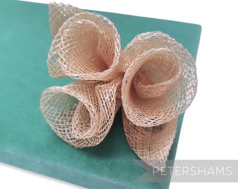 Monture roulée pour chapeaux de chapellerie « Leah » en bouquet de roses de Sinamay - Naturel