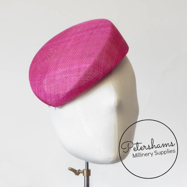 Schräge 'Betty' Pillbox Sinamay Fascinator-Hutbasis für Hutmacher & Hutmacher - Cerise Pink