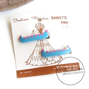 Può includere: Una carta con due barrette a forma di canoa blu e rosa. La carta recita "Indian Maiden BARRETTE 10¢ PER CARD OF TWO NO. 2315/1 Tilco product Petershams Millinery Supplies".