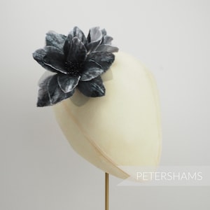 Suporte de flor de veludo amassado e organza vintage &#39;Evie&#39; - Gunmetal