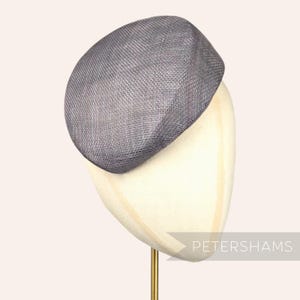 Schräge &#39;Betty&#39; Pillbox Sinamay Fascinator Hutbasis für Hutmacher & Hutmacher - Dunkelgrau