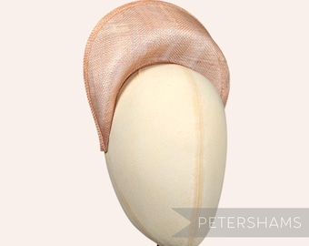 Base para chapéu fascinator Blush Halo Crown em sinamay, ideal para confecção de chapéus e artigos de chapelaria.