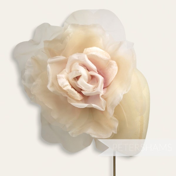 Support pour chapeaux de fleurs en velours et organza « Priscilla » géant de 25 cm - Champagne et rose poudré