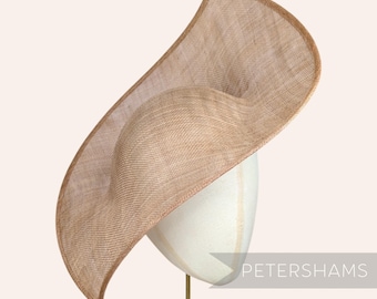 Toffee Double Pointed Sinamay Fascinator 'Jackie' Hutrohling für Hutmacherei