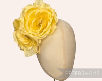 "Buttercup Gelb Seide ""Fiona"" Doppel Rose Hut Hut Einfassung."