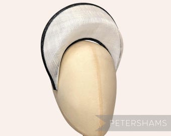 Base para chapéu fascinator em sinamay, branca com coroa em halo preto, ideal para confecção de chapéus e artigos de chapelaria.