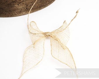 Petite Sinamay « Elle » en forme de noeud pour chapellerie et confection de chapeaux - Naturel