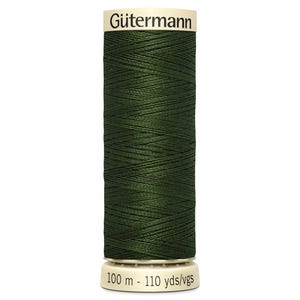 Puede incluir: Una bobina de hilo de coser Gütermann verde oscuro. La bobina cilíndrica tiene una base y una parte superior blancas, el hilo está bien enrollado. La etiqueta muestra "Gütermann" y contiene 100 metros de hilo.