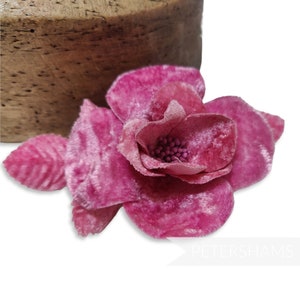 Suporte de flores e folhas de camélia de veludo &#39;Hana&#39; de 8 cm para chapelaria e fabricação de chapéus - rosa doce