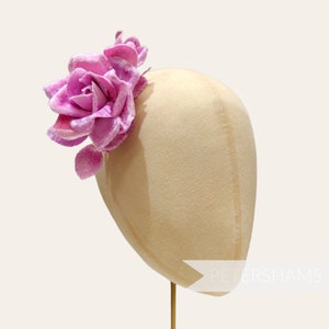 Suporte para chapéu de veludo &#39;Harmoni&#39; Rose com fio de chapelaria em forma de flor - Unicórnio rosa