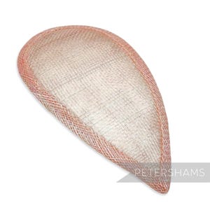 Base para chapéu fascinator em sinamay rosa claro em formato de lágrima, ideal para chapelaria e confecção de chapéus.