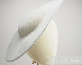 Base de chapeau de fascinateur Sinamay à bout pointu extra large pour la chapellerie - gris pâle