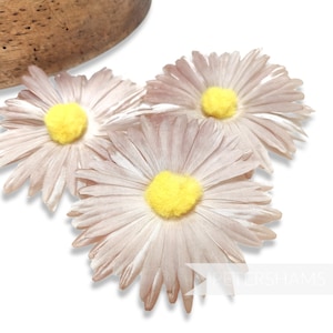Vintage 'Lucia' anni '50, teste di margherite in seta a doppio strato da 8 cm - Set di 3 - Pompon centrale in seta gialla rosa