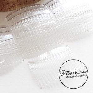 Könnte beinhalten: Ein Satz mit fünf klaren Plastikhaarkämmen. Die Kämme sind gebogen und haben ein feines Zähnchen-Design.