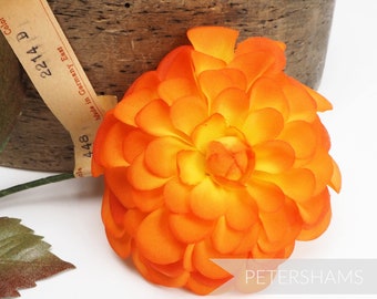 Vintage 1950er 'Remi' Deutsche Dahlie Seidenblume Hutseinfassung für Fascinator und Hutherstellung - Orange Ombre