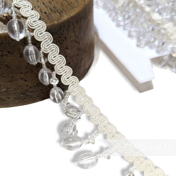 Große ovale Perlenfransen auf welligem Gimp Braid Trim Hat Making & Millinery - 1m - Ivory