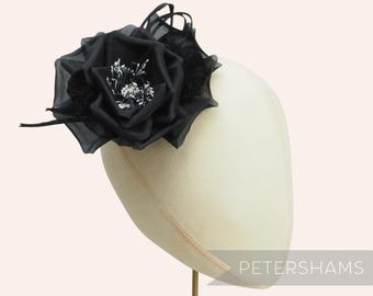 マキシン　黒いフラワー装飾付きハット ブラックデイジー - 造花、シルクフラワー - 茎付きまたは茎なし