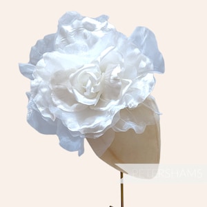 &quot;Riesin 25 cm &quot;&quot;Priscilla&quot;&quot; Samt & Organza Blumen-Hut Montur - Ivory.&quot;