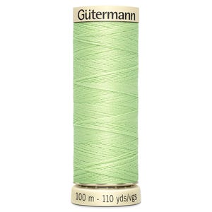 Pode incluir: Um carretel de linha Gütermann verde claro. O carretel cilíndrico tem uma base branca e um topo branco com o logotipo Gütermann. O rótulo indica 100 metros de linha.