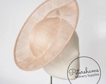 Sinamay 'Cindy' Base de chapeau bibi à plis orbitaux pour chapellerie et fabrication de chapeaux – Marron latte
