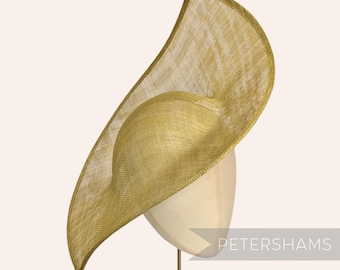 Base per cappello fascinator 'Jackie' in sinamay a doppia punta color chartreuse, ideale per la modisteria.