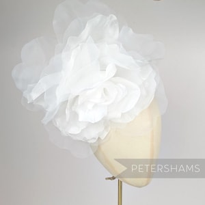 &quot;Riese 25 cm &quot;&quot;Priscilla&quot;&quot; Samt & Organza Blumen-Hut Montur - Weiß.&quot;
