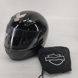 Peut inclure: Casque de moto noir brillant avec visi&egrave;re transparente et embl&egrave;me argent&eacute;. Comprend un sac de rangement noir avec un logo blanc. Le casque est con&ccedil;u pour la s&eacute;curit&eacute;.