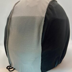 Peut inclure: Une housse de casque bicolore grise et noire. La housse est faite d'un tissu doux et textur&eacute; et poss&egrave;de une fermeture &agrave; cordon en bas. Cette housse de casque est con&ccedil;ue pour prot&eacute;ger le casque des rayures et autres dommages.