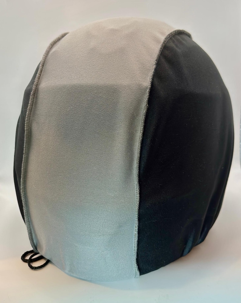 Peut inclure: Une housse de casque bicolore grise et noire. La housse est faite d'un tissu doux et textur&eacute; et poss&egrave;de une fermeture &agrave; cordon en bas. Cette housse de casque est con&ccedil;ue pour prot&eacute;ger le casque des rayures et autres dommages.