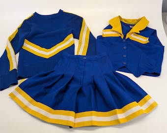 Ensemble d'uniformes de pom-pom girl bleu et or universitaire vintage, pull, jupe, gilet 3 pièces