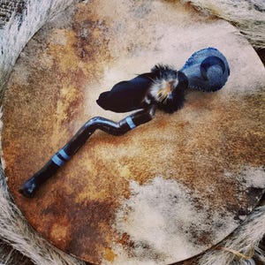 Handgemaakte sjamanistische rammelaar - Ritueel instrument & energieheling - Hout, natuurlijk leer en veren - Uniek exemplaar