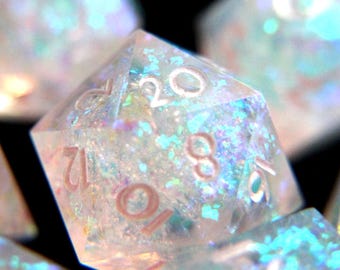 Regenboogkwarts / Roze Diamant - roze iriserende dobbelstenen, Glinda dobbelstenen, slecht, roze