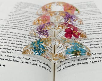 Handcrafted Floral Resin Page Holder with Real Pressed Flowers,Elegant Thumb Ring Bookmark for Readers,Personalized Nature-Inspired Gift