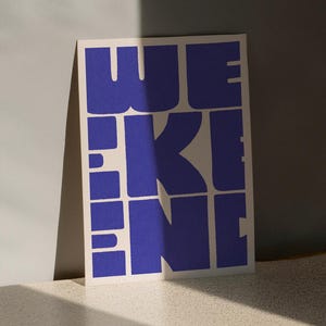 Lámina tipográfica de fin de semana: Arte moderno con letras azules / Fuente retro en negrita (Descarga digital)