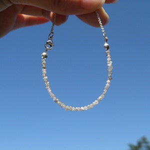 Puede incluir: Un brazalete de plata hecho con una cadena de peque&ntilde;os diamantes blancos en bruto.