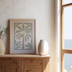 Stampa linoleografica a mano Golden Oasis - Lussuosa opera d'arte in linoleografia ispirata a palme in stile mediterraneo, Ibiza e Maiorca, disponibile in vari colori