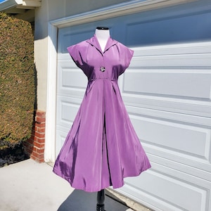 Vestido violeta claro entallado y acampanado de los años 50 TAL CUAL