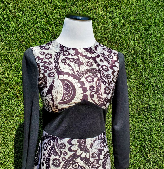Black & White 60's Psychedelic Floral Mod Pattern