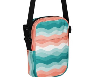 Bolso bandolera Coastal Wave, color verde azulado coral, bolso con estética playera, resistente al agua.