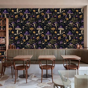 Gothic Waldzauber - Tapete mit violetten Pilzen und Blumenmuster | Tapete abziehen und aufkleben